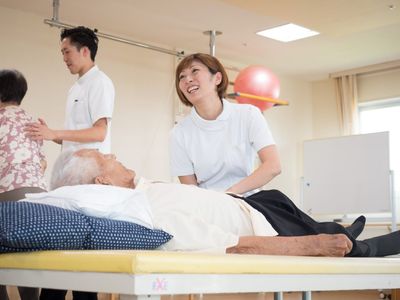 笑顔で接するスタッフ