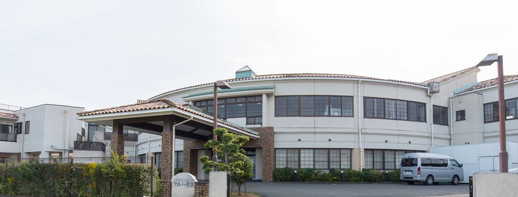 白い建物の外観