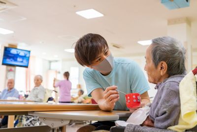 スタッフが利用者に対応