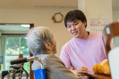 笑顔で接する介護スタッフ
