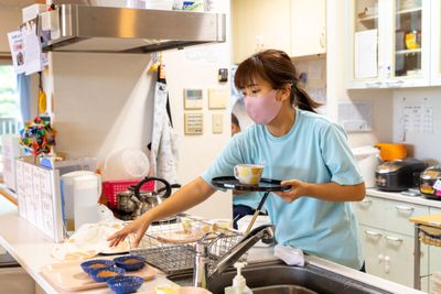 スタッフが作業するキッチン