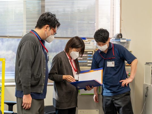 職員が業務を説明