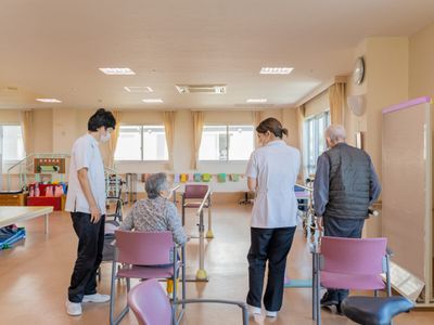 スタッフが支援するリハビリ室