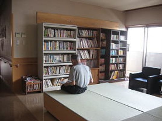 書籍と和室のあるスペース