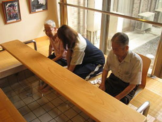 三人が対話する食堂