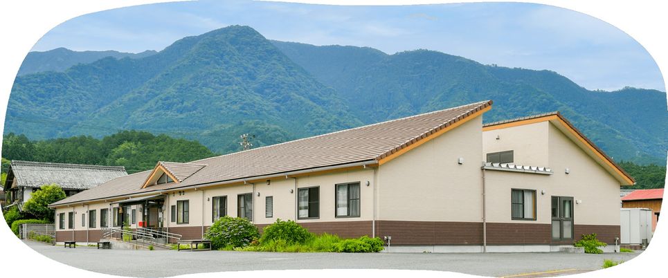 木々に囲まれた外観