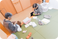 洗濯物をたたむ居室