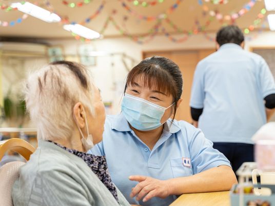 介護スタッフが入居者と対話