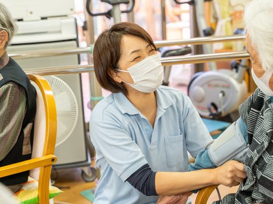 介護の現場で笑顔のスタッフ