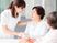 白衣の女性と笑顔の会話
