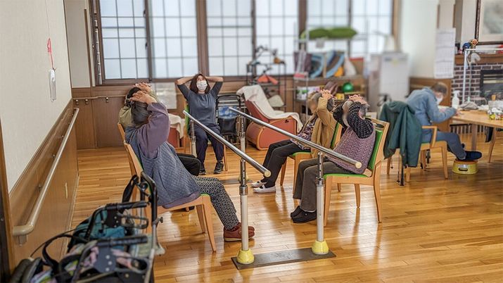 人々が運動する室内