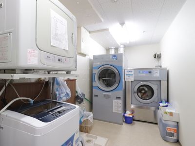 洗濯機の並ぶ部屋