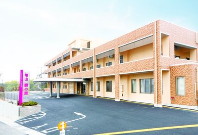明るい外観の建物
