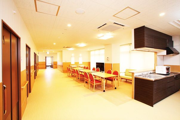 広々とした部屋の内観