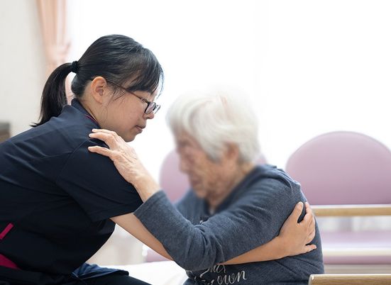 寄り添うスタッフと利用者の様子