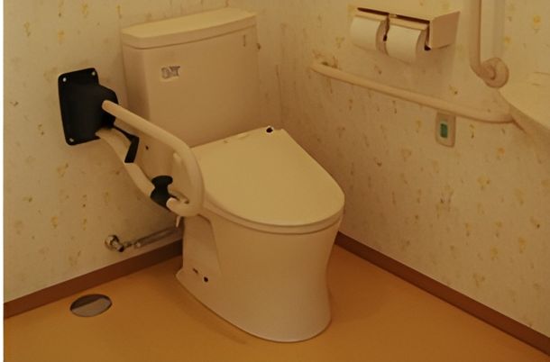 手すり付きの設備が整ったトイレ
