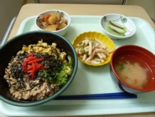 食事の並んだトレイ