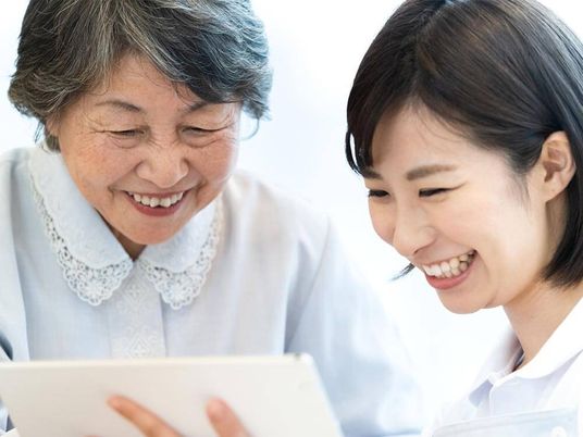 利用者と笑顔で会話するケアスタッフ