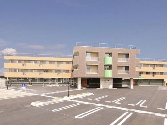明るい日差しの建物外観