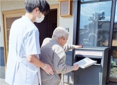 郵便物を取る男性