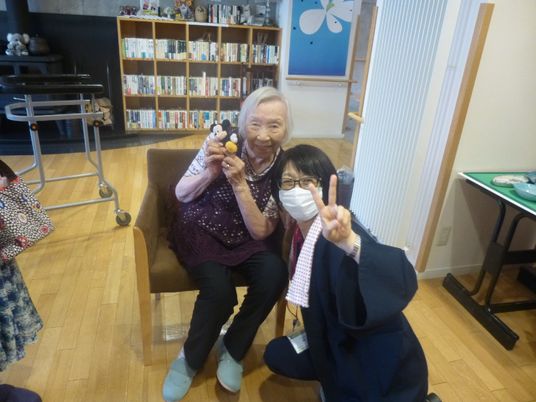 笑顔の高齢者とスタッフ