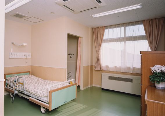 窓から光が差し込む居室