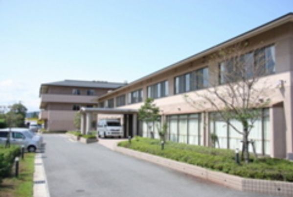 自然に囲まれた外観