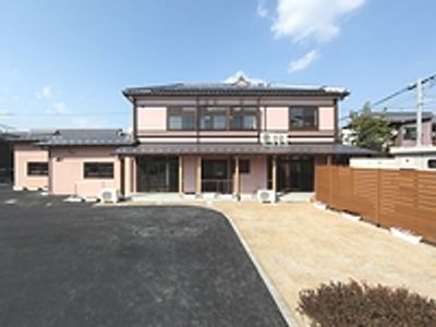 落ち着いた外観の建物