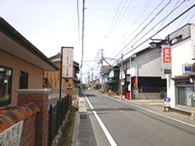 道路沿いの建物