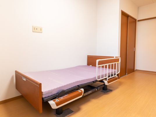 快適な居室のベッド