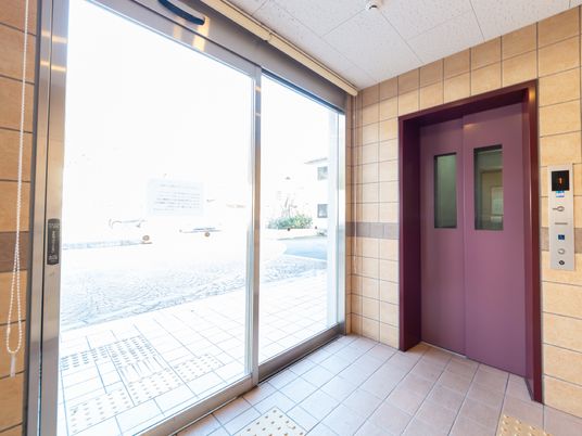 エレベーター付近のエントランス