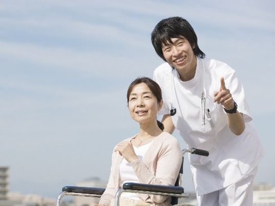 スタッフと利用者の和やかな様子