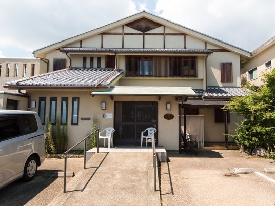 和風の建物エントランス