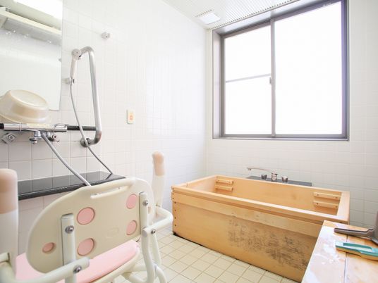 清潔な浴室と介助用椅子