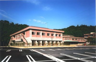 広々とした建物外観