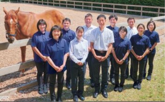 動物と職員の集合写真