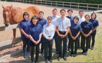 動物と職員の集合写真