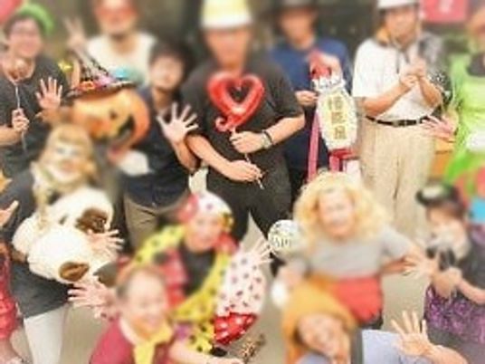 仮装した人々が集う現場