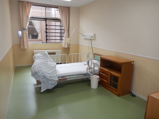 ベッドと家具のある部屋