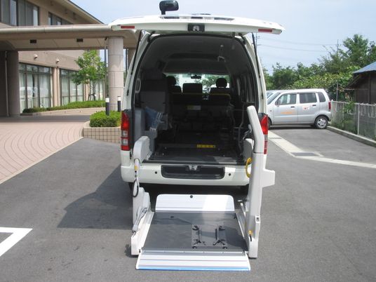 リフト付きワゴン車