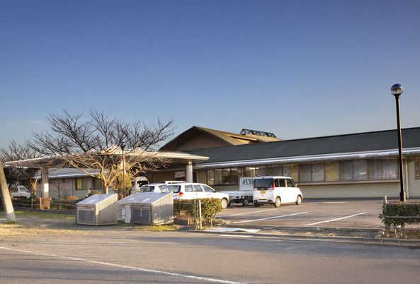 駐車場のある建物外観