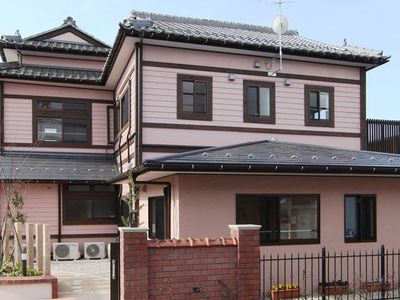 落ち着いた外観の建物