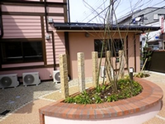 木や植物のある外観