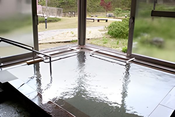 庭園を望む浴槽