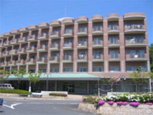 植物に囲まれた建物外観