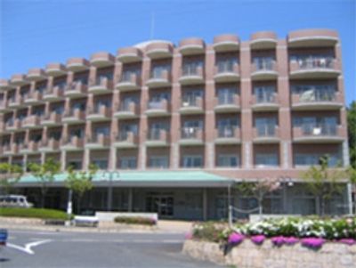 植物に囲まれた建物外観