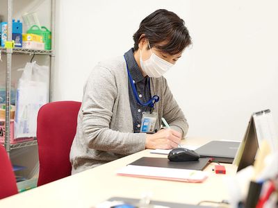 メモを取るスタッフ