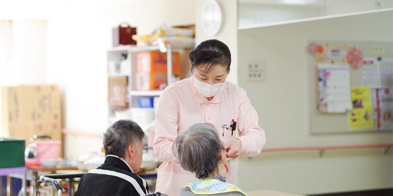 親切な対応をするスタッフと人々の様子