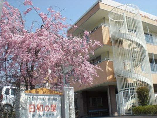 咲く桜が美しい建物外観
