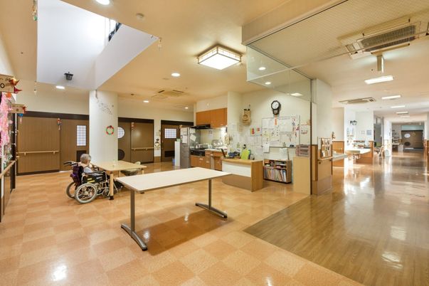 明るい空間の共用廊下  
